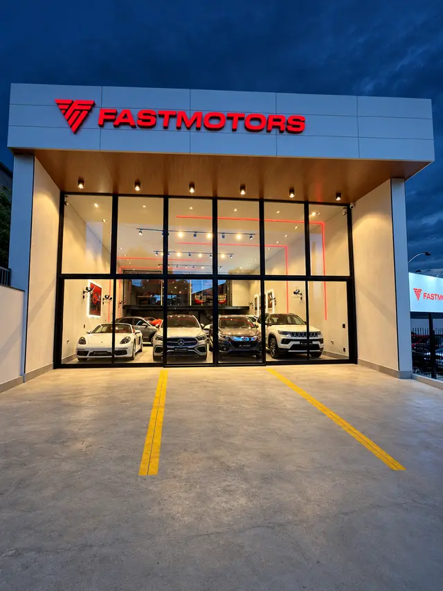 Fachada da loja FASTMOTORS em Itatiba, com carros seminovos expostos